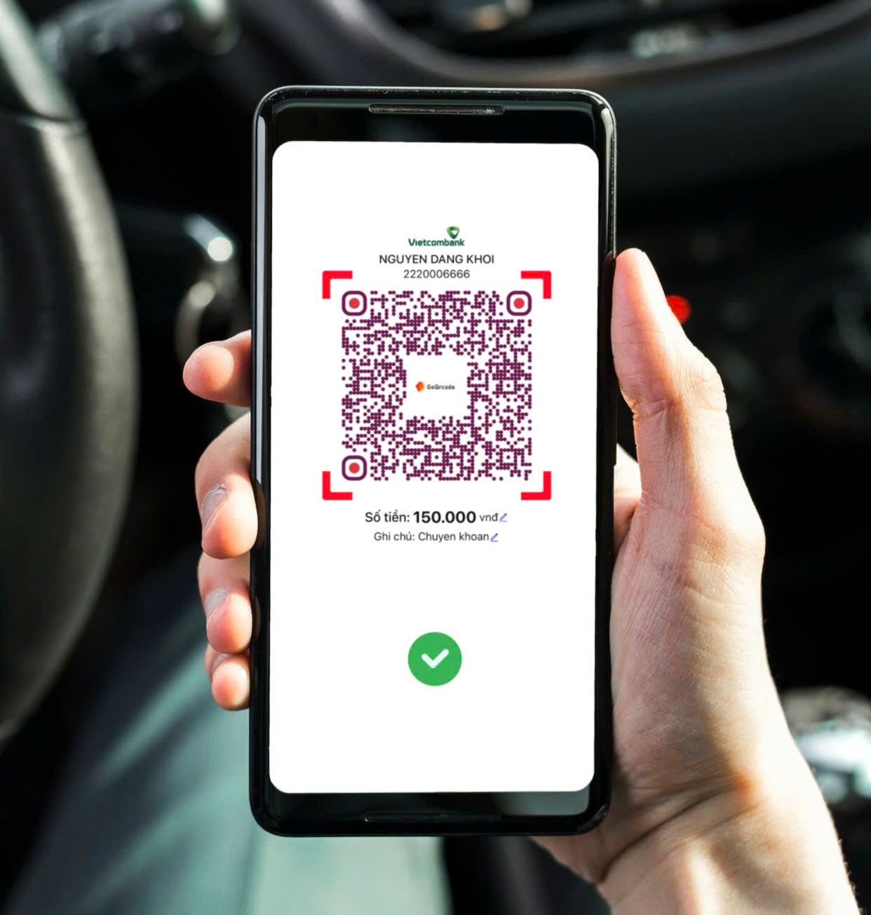 mã QR với số tiền hiển thị sẵn trên màn hình điện thoại