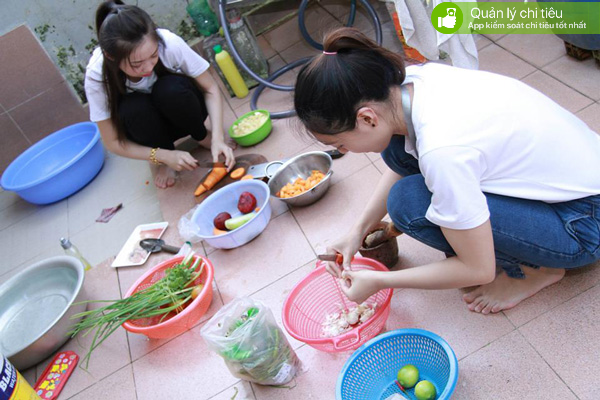 Sinh viên cùng nhau nấu ăn