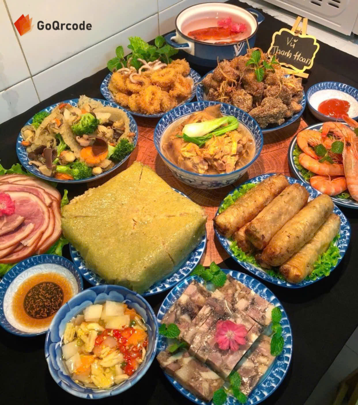 Mâm cơm Tết với các món ăn đặc trưng như bánh chưng,giò,nem.
