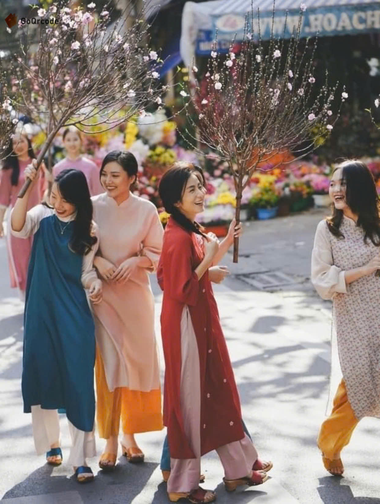 chị em rủ nhanh đi chợ sắm tết.