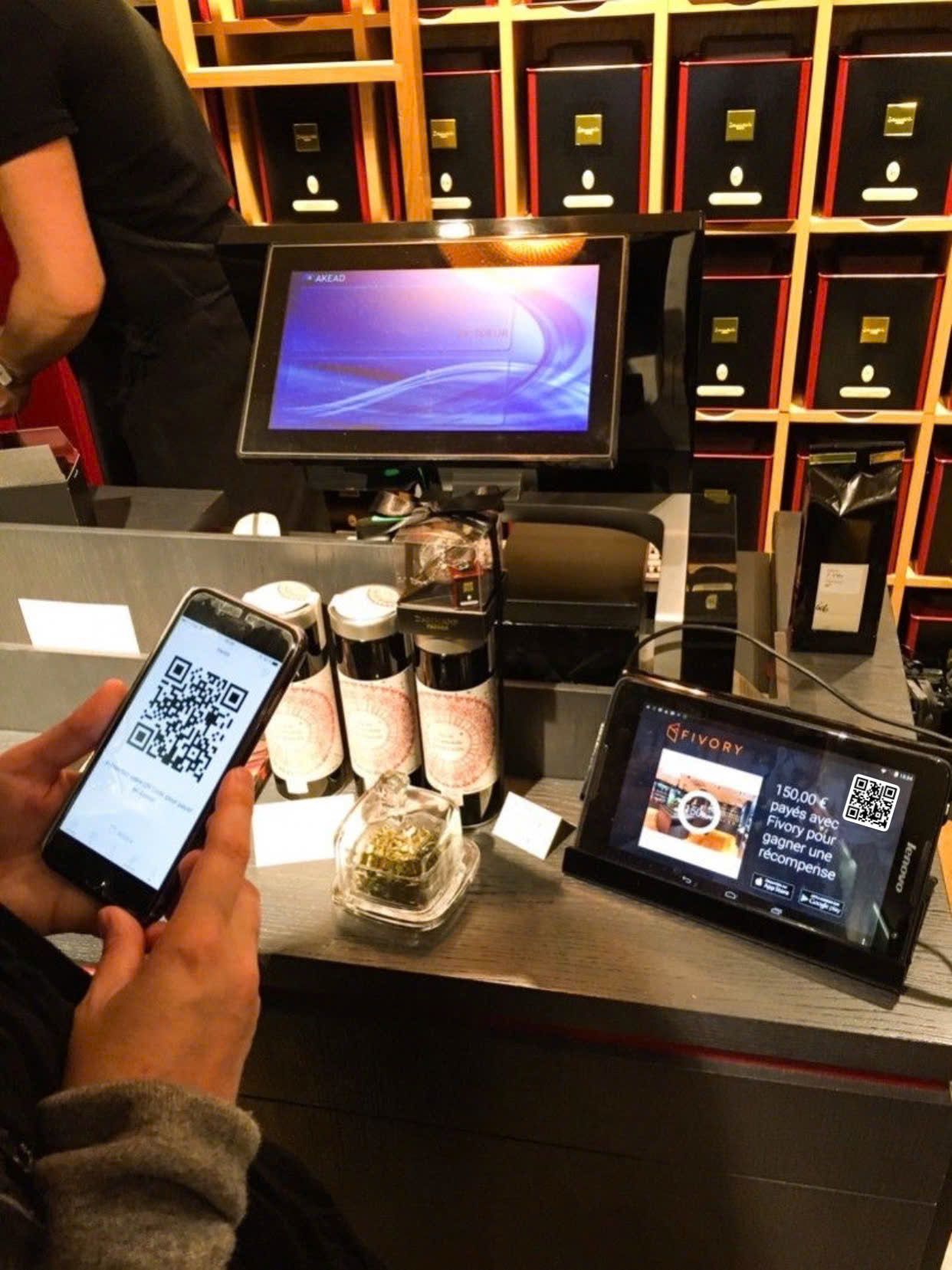 Cửa hàng nhỏ sử dụng mã QR GoQrCode tại quầy thu ngân để khách hàng quét thanh toán nhanh chóng