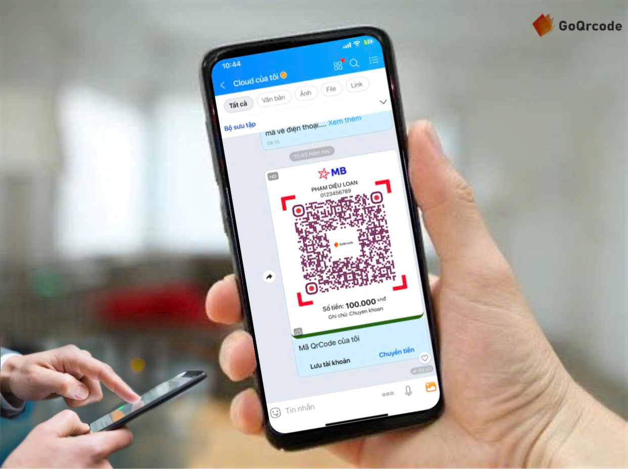 Người dùng sử dụng smartphone để quét mã QR thanh toán, đơn giản và nhanh chóng