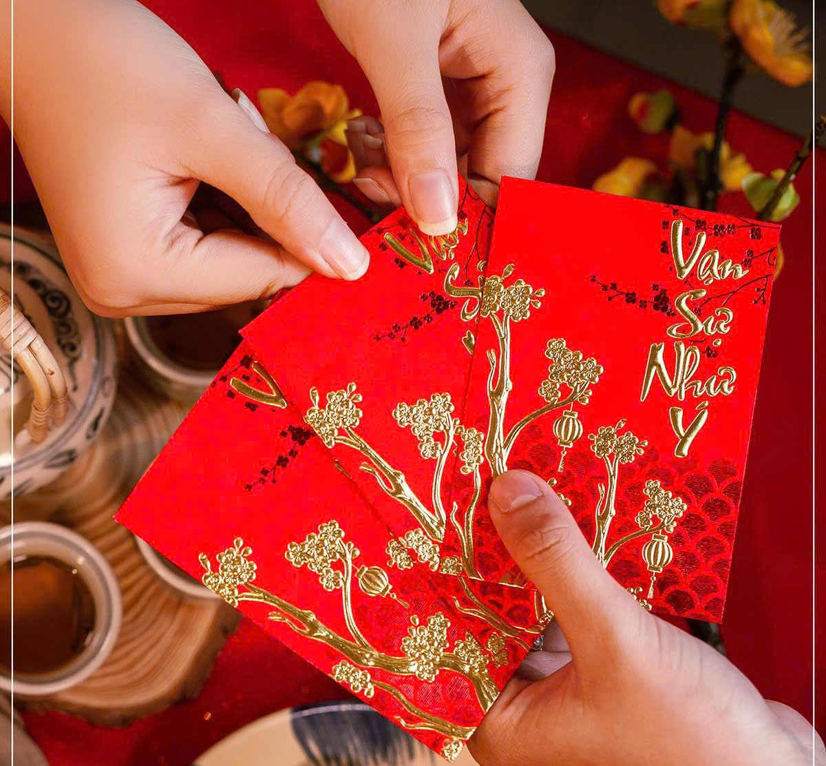Bao lì xì đỏ với tiền lẻ mới Tết, tặng quà mừng tuổi